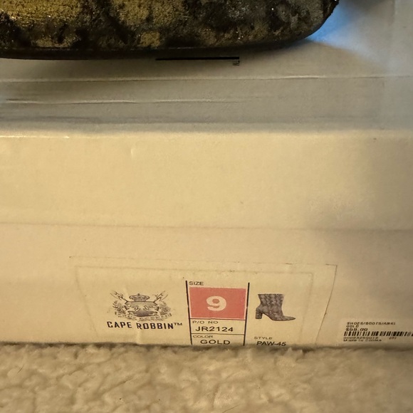 Cape Robbin Splattered Gold and Black Boot. Size 9. Color Black and Gold. - Picture 7 of 7